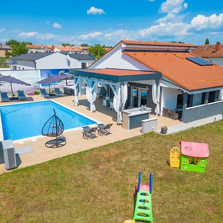 Villa Beauty With Heated Pool And Jacuzzi Kanfanar Exterior photo