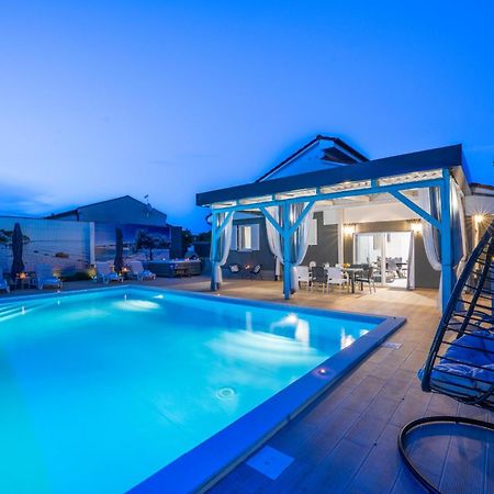 Villa Beauty With Heated Pool And Jacuzzi Kanfanar Exterior photo