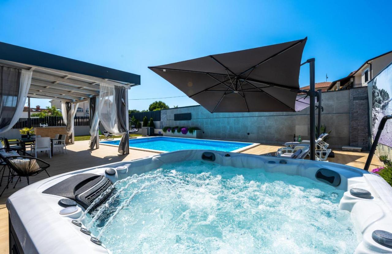 Villa Beauty With Heated Pool And Jacuzzi Kanfanar Exterior photo
