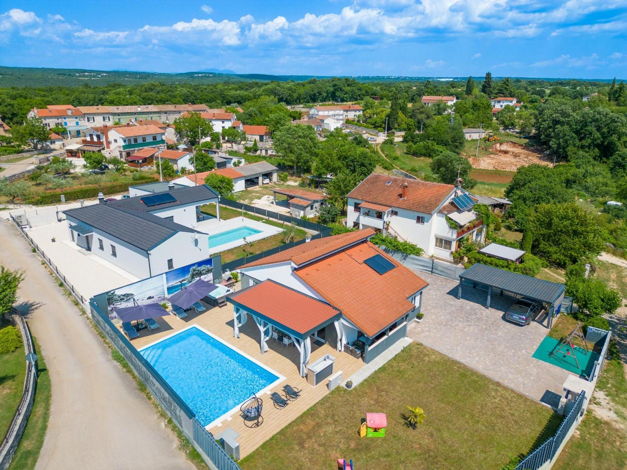 Villa Beauty With Heated Pool And Jacuzzi Kanfanar Exterior photo