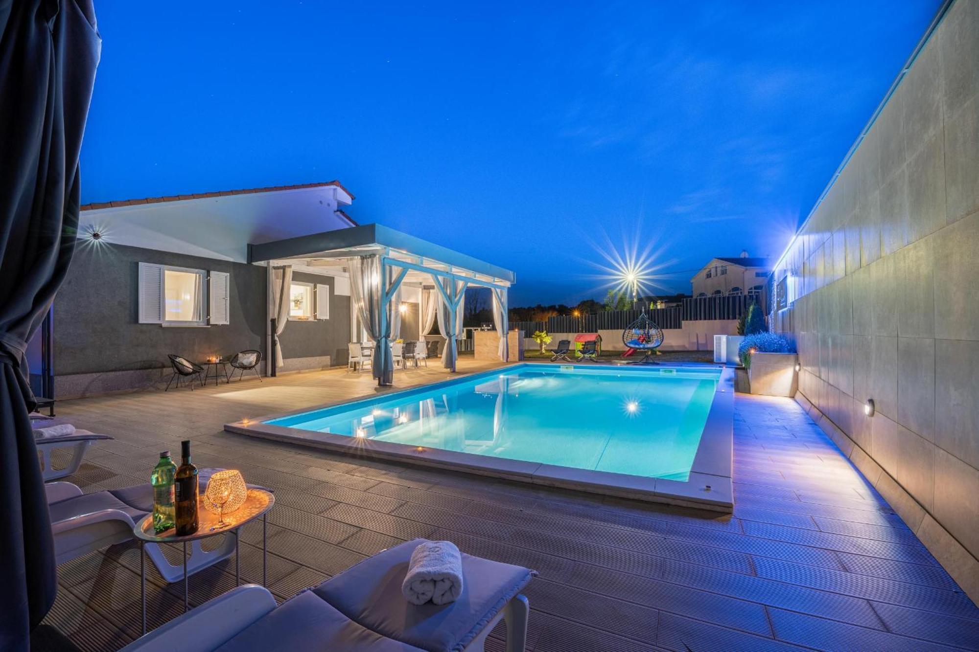 Villa Beauty With Heated Pool And Jacuzzi Kanfanar Exterior photo