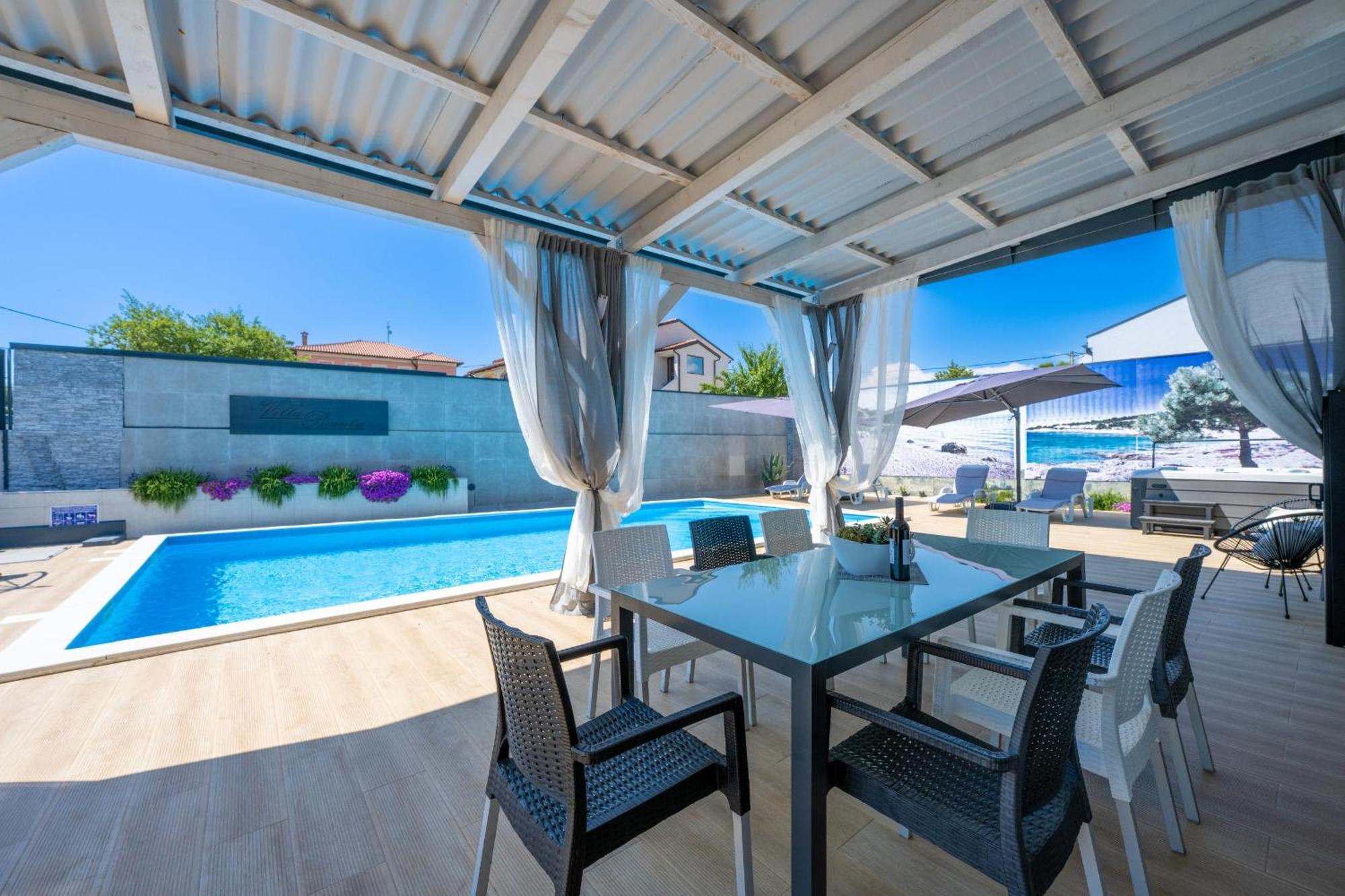 Villa Beauty With Heated Pool And Jacuzzi Kanfanar Exterior photo