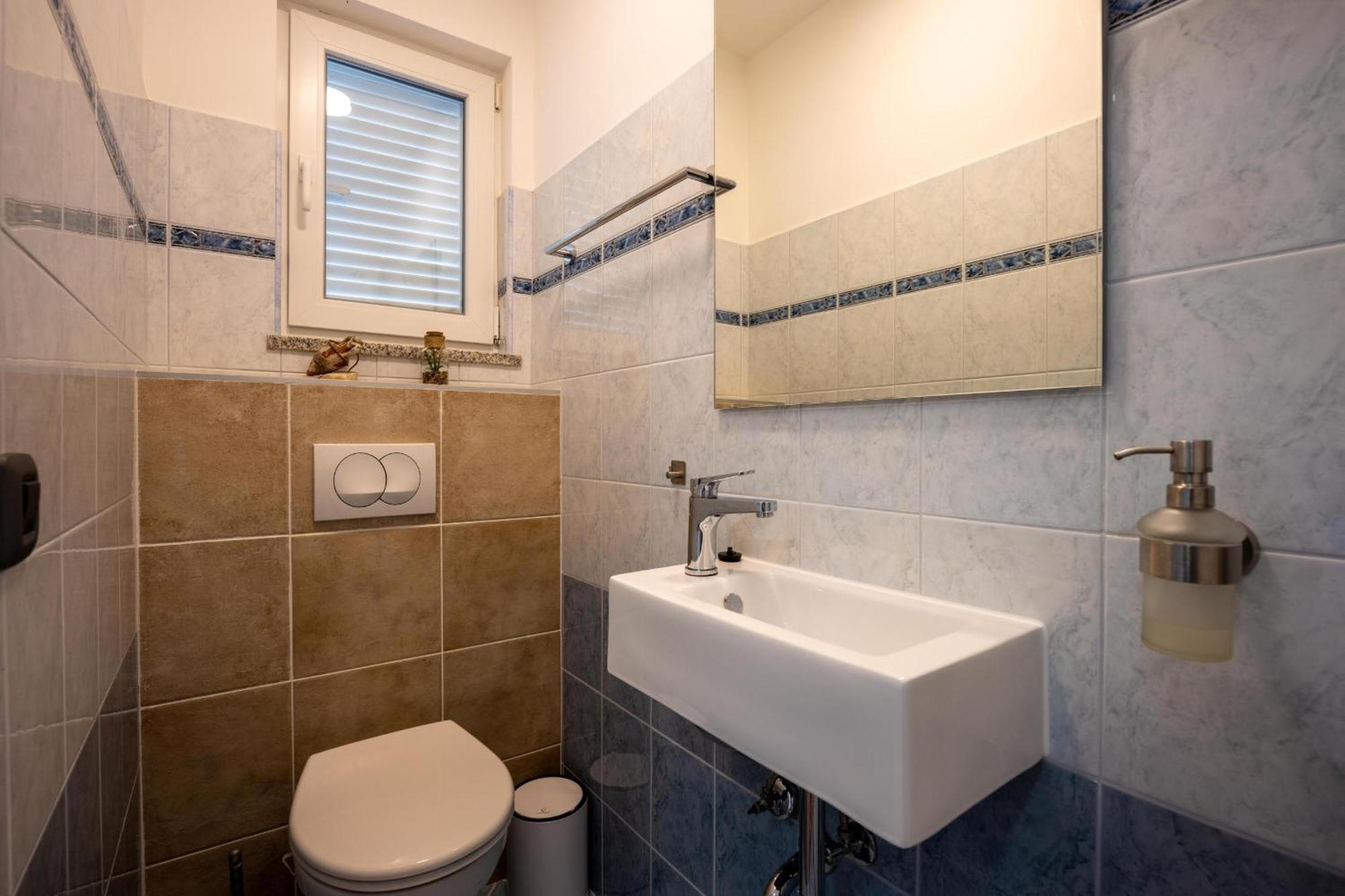 Villa Beauty With Heated Pool And Jacuzzi Kanfanar Exterior photo